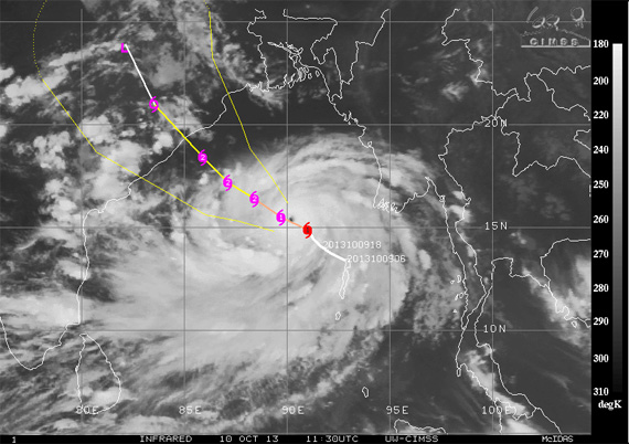 Imagen de vapor de agua de PHAILIN, e histórico y previsión de intensidad y rumbo, 11:30 UTC. Crédito: CIMSS.