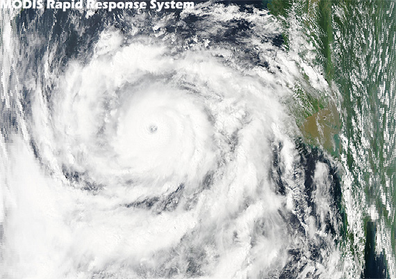 Imagen visible de alta resolución de la tormenta ciclónica muy severa PHAILIN en la Bahía de Bengala.