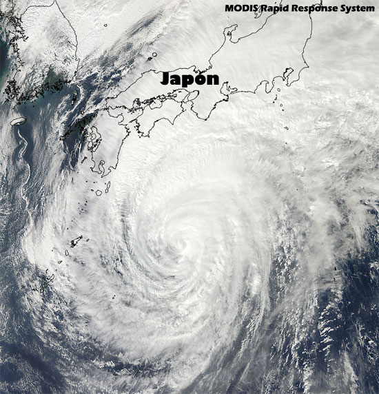 Imagen visible de WIPHA de ayer, aproximándose a Japón.