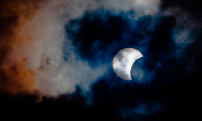 El eclipse solar híbrido captado desde los satélites meteorológicos