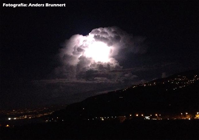 Cumulonimbo iluminado por los rayos anoche en Tenerife.