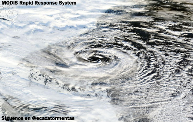Imagen visible de un huracan ártico en el Mar del Labrador. Satélite TERRA (sensor MODIS), ayer.