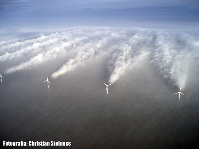 Nubosidad generada por turbulencias asociadas a aerogeneradores en el Parque Eólico de Horns Rev. Fotografía: Christian Steiness.