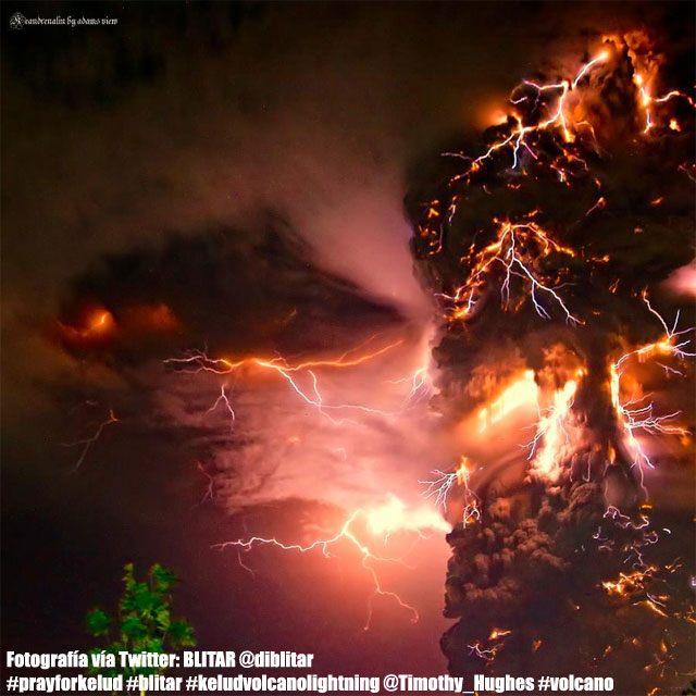 Increíble imagen del pirocumulonimbo, con la actividad eléctrica de rayos y relámpagos asociada. Vía Twitter: @diblitar