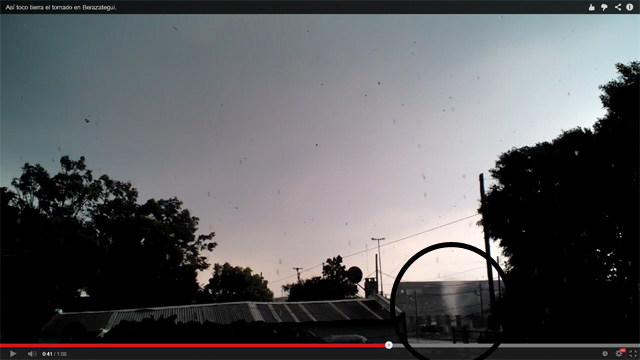 Imagen del vórtice del tornado tocando tierra. Captura de vídeo de Youtube.