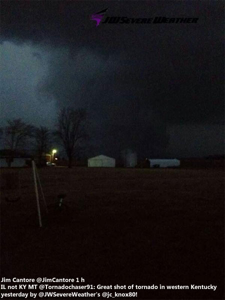 Tornado en el oeste del estado de Kentucky. Vía Twitter.