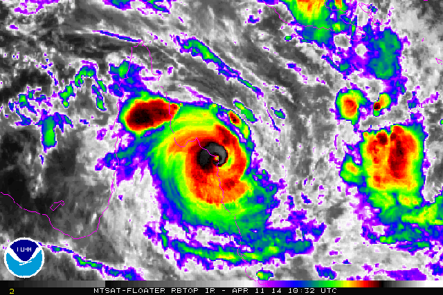 Ciclon tropical severo Ita haciendo impacto en Cabo Flattery, Queensland, Australia.