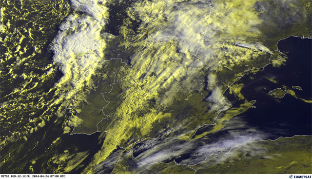 Imagen visible y falso color RGB sobre la Península Ibérica, hoy, 24 abril 2014, 07 UTC.