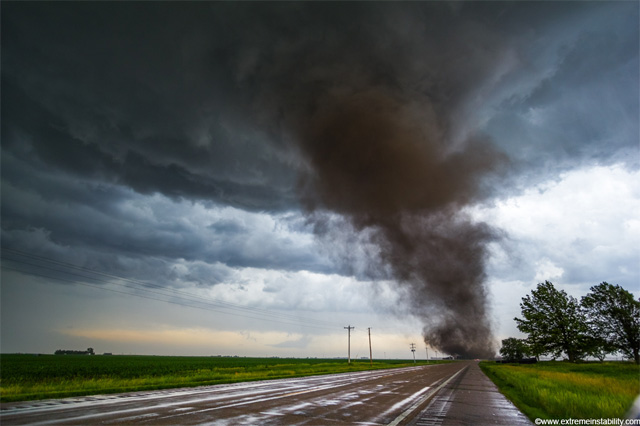 Tornado fotografiado por Mike Hollingshead, de www.extremeinstability.com