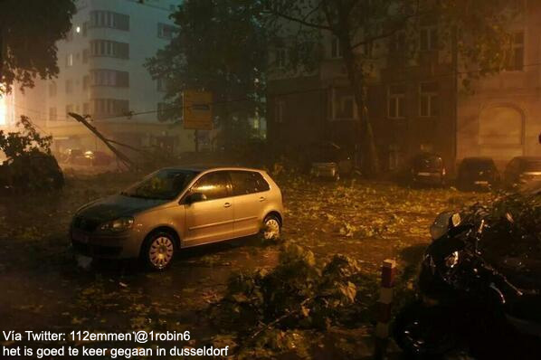 Caos dejado por la tormenta en Dusseldorf, noroeste de Alemania.