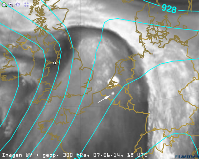 18 UTC de ayer: imagen de vapor de agua y geopotencial de 300 hPa (trazo azul). Crédito: eumetrain.