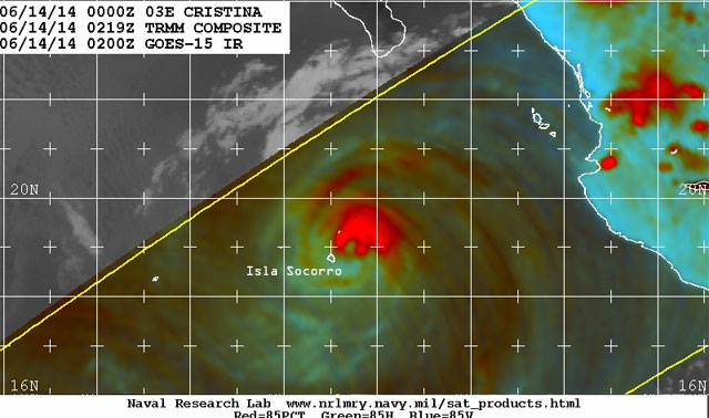Huracán Cristina, categoría 1, cerca Isla de Socorro. Imagen microondas, GOES-15, 02 UTC.