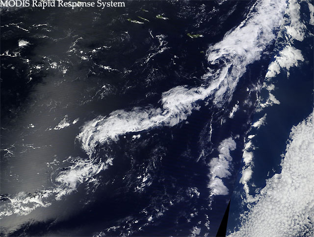 Pequeños vórtices en la banda nubosidad asociada a la baja presión norte Azores. Satélite TERRA (sensor MODIS), 18 agosto 2014.