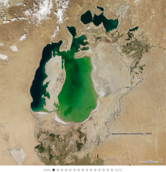 Estado del Mar de Aral en el año 2000. Crédito: NASA.