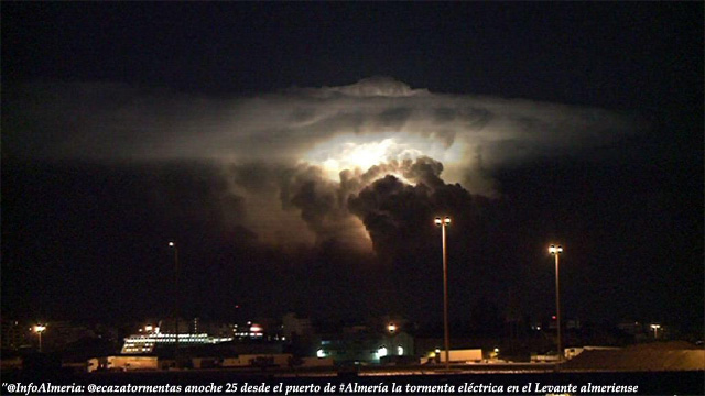 Tormenta severa iluminada por los relámpagos, anoche 25 cerca de Vera (Almería).