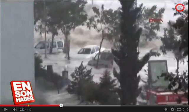 Captura de vídeo que muestra la enorme marejada ciclónica en Giresun (Turquía), 24 septiembre 2014.