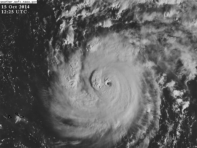 Image visible del gran huracan Gonzalo, satélite GOES-E, 15 octubre 2014, 12:25 UTC.