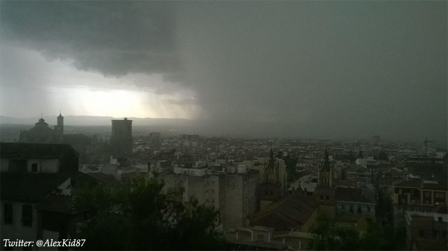 Imagen de la tormenta descargando sobre Granada capital.