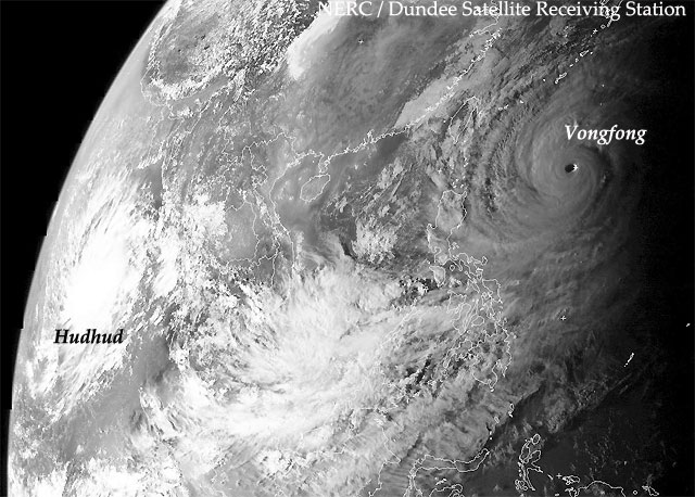 Imagen visible con las tormentas Hudhud en la Bahía de Bengala, y el supertifón Vongfong en el Pacífico Noroeste, 9 octubre 2014, 09 UTC.