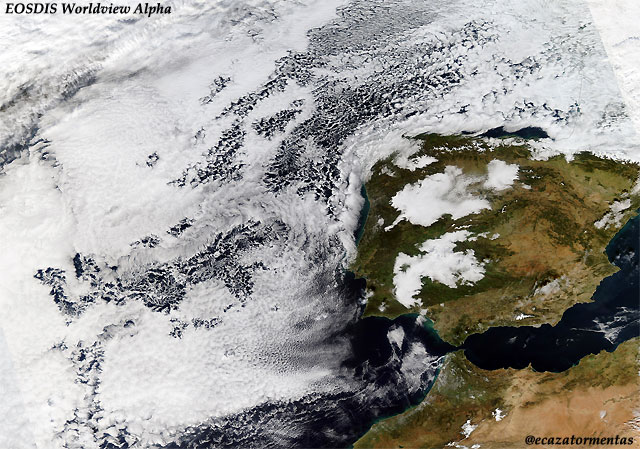 Imagen visible y alta resolución con las nieblas peninsulares y nubes actinoformes al oeste. Satélite TERRA (sensor MODIS), 18 diciembre 2014.