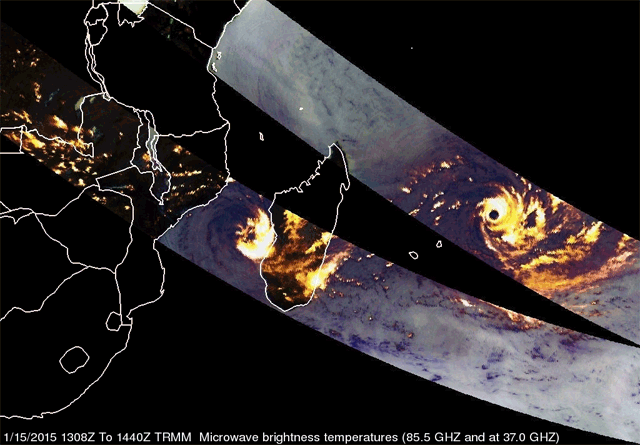 Imagen de microondas (brillo) de los ciclones Chezda (izquierda) y Bansi (derecha). Satélite TRMM, 15 enero 2015, 14:40 UTC.