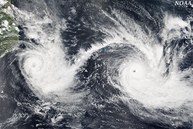 Ciclones Chedza (izquierda) y Bansi (derecha), 16 enero 2015, satélite Suomi NPP. Crédito: NOAA.