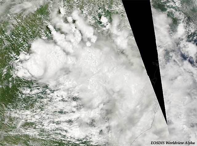 Imagen visible y alta resolución con las tormentas afectando a estado de Santa Catarina, Brasil. Satélite AQUA (sensor MODIS), 31 diciembre 2014.