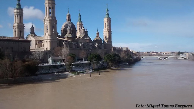 Crecida del Ebro a su paso por la Pilarica, el 1 de febrero de 2015.