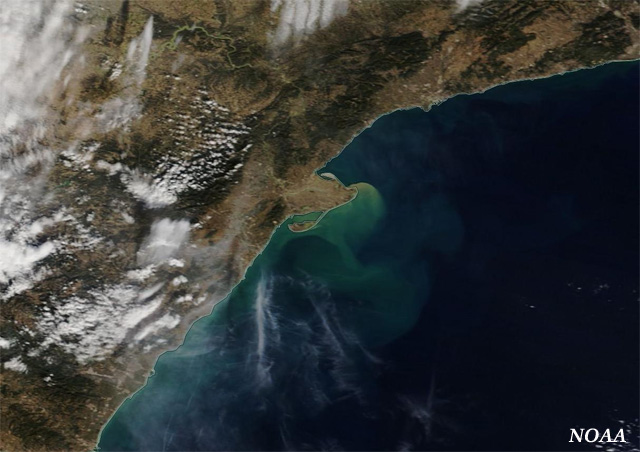 Aporte de sedimentos del Ebro crecido al Mediterráneo, a vista del satélite TERRA (sensor MODIS), 28 febrero 2015.