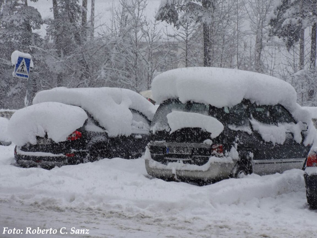Enormes boinas de nieve sobre los coches de Canfranc, Huesca.