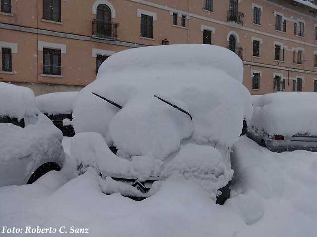 Otros coches literalmente engullidos por las boinas de nieve, Canfranc, Huesca.