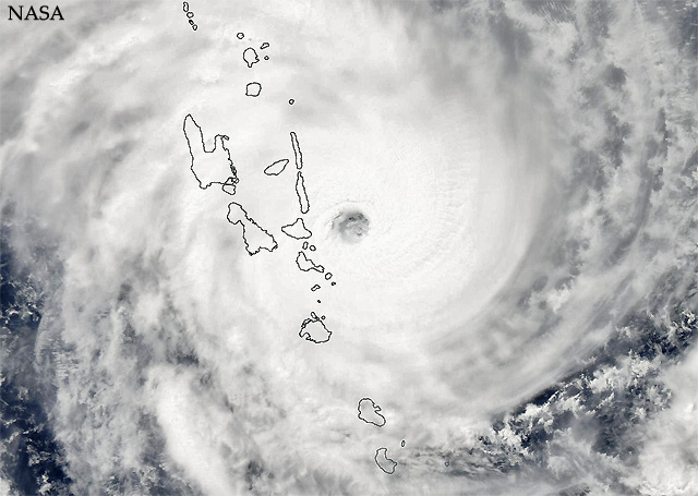 Ciclón tropical severo Pam antes de azotar islas de Vanuatu. Satélite AQUA (MODIS), 13 marzo 2015.