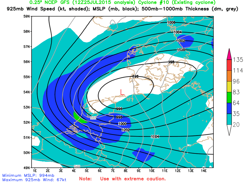 Campo isobárico de superficie (negro), vientos a 925 hPa (colores) y espesor 500-1000 hPa (gris) asociado a la borrasca, según análisis modelo GFS, 25 julio 2015, 12 UTC.