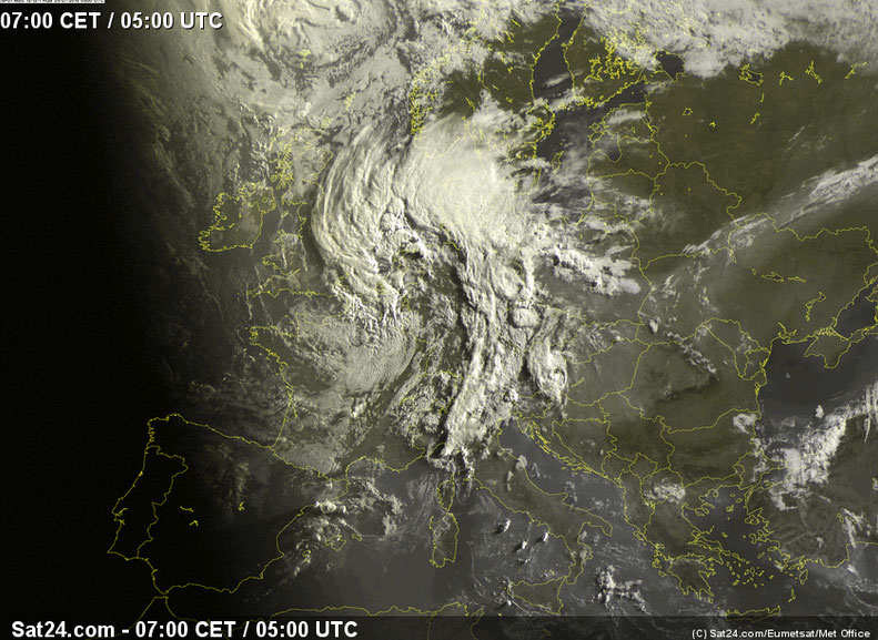 Imagen visible de la activa borrasca centrada sobre Holanda, 25 julio 2015, 05 UTC.