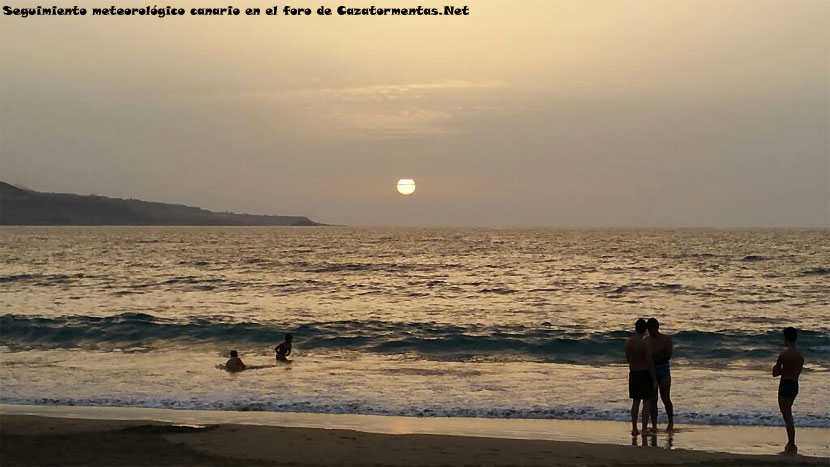 Puesta de sol ayer, desde la Playa de Las Canteras, Gran Canaria. Seguimiento meteorológico canario del foro de debate.