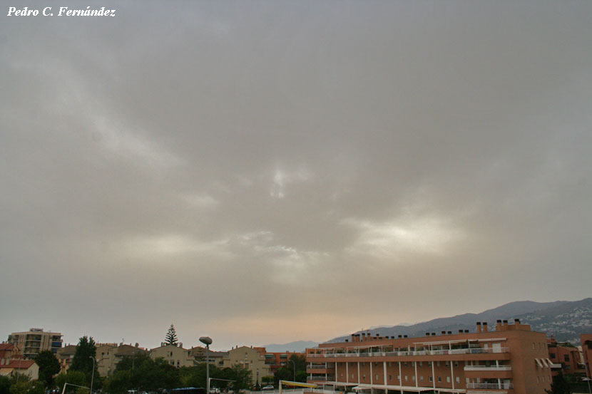 La advección de polvo en suspensión en forma de calima, desde Salobreña (Granada), 5 agosto 2015, 18 UTC.