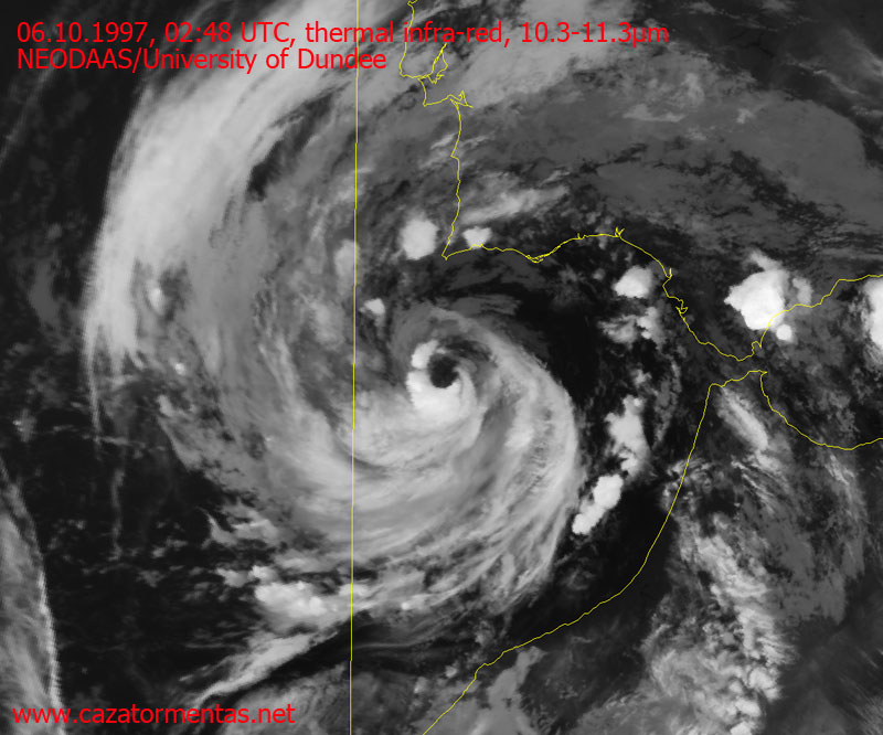 Ciclón en el Golfo de Cádiz, con estructura en forma de ojo rodeada de convección. Imagen infrarroja, madrugada del 6 octubre 1997.