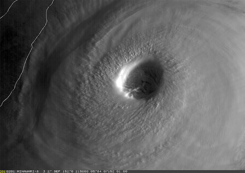 Imagen visible de alta resolución (500 metros) del tifón Dujuan. Satélite Himawari-8, 27 septiembre 2015. Cortesía de Dan Lindsey (Twitter), JMA.