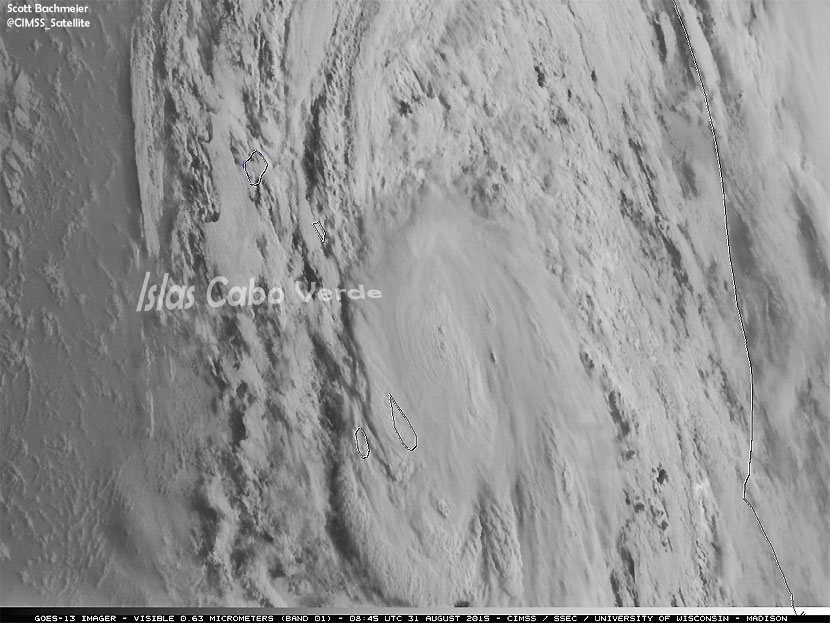 Huracán FRED, categoría 1, afectando a las Islas Cabo Verde. Satélite GOES-13, 31 agosto 2015.