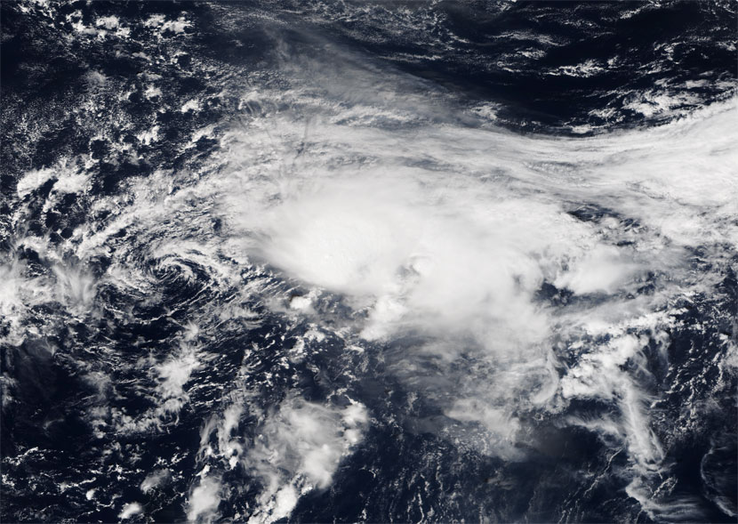 Imagen visible de un sistema de baja presión con posibilidades de transformación en ciclón tropical. Satélite Suomi NPP, 2 octubre 2015. Crédito: NOAA/NASA.