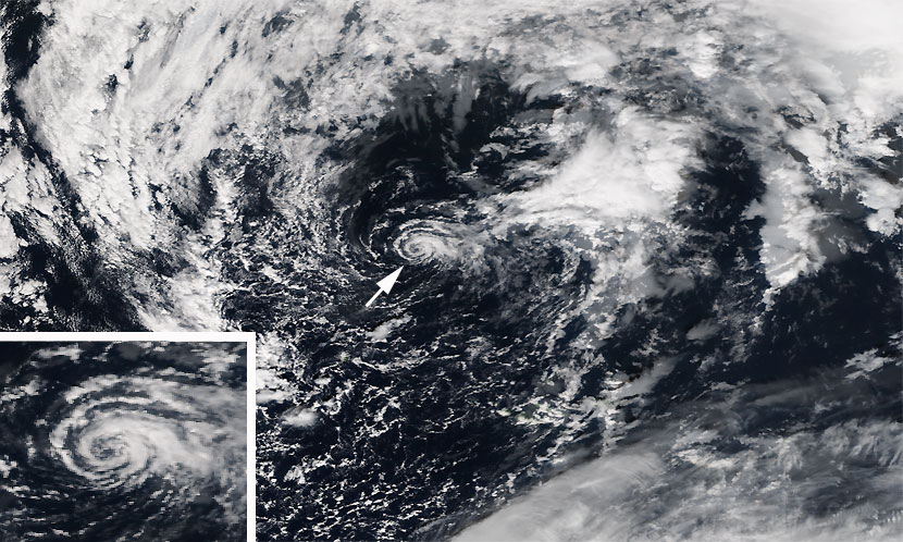 Imagen visible de la amplia borrasca en las cercanías de Azores, y mesovórtice central. Satélite Suomi NPP, 2 octubre 2015. Crédito: NOAA/NASA.