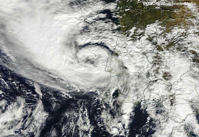 Imagen visible de la depresión con rasgos subtropicales frente a Portugal. Satélite TERRA (sensor MODIS), 17 octubre 2015. Crédito: NASA.