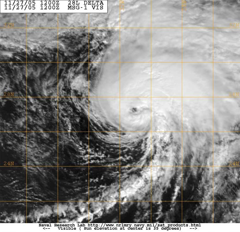 Imagen visible de la tormenta tropical Delta en su pico de intensidad (980 hPa y 60 KT de vientos sostenidos), 27 noviembre 2005, 12 UTC.