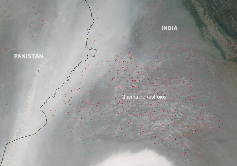 Quema de rastrojos y el denso humo procedente de los mismos, extendiéndose por una basta área entre India y Pakistán. Satélite Suomi NPP (sensor VIIRS), 5 noviembre 2015. Crédito: NASA.