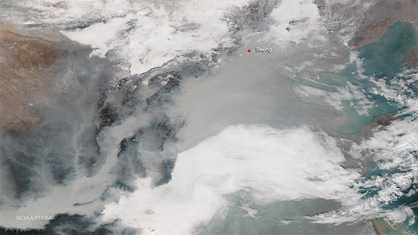 Imagen visible de alta resolución de la combinación de niebla/nubes bajas y smog en el sureste de China. Crédito: NOAA.