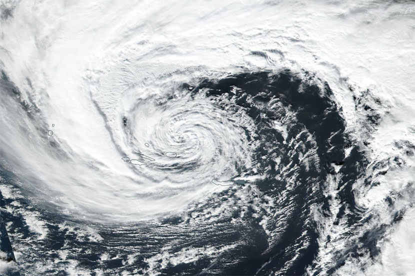 Imagen visible de alta resolución, satélite Suomi NPP (sensor VIIRS), intensa depresión sobre las Azores, 14 diciembre 2015.