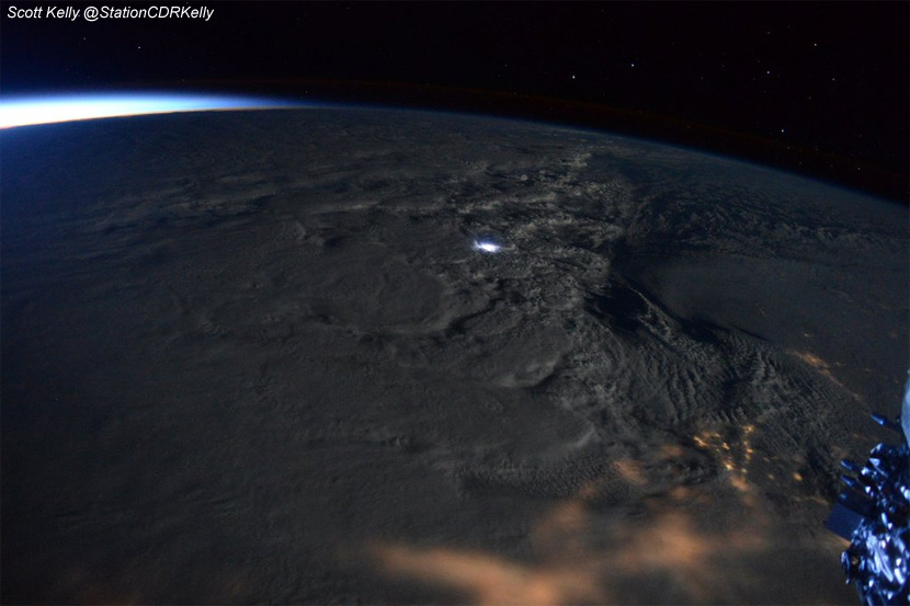 Vista desde la ISS de la nubosidad asociada a la poderosa borrasca invernal Jonas, con relámpago incluido. 