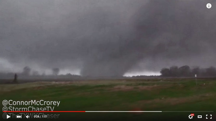 Captura de vídeo de uno de los tornados que afectaron ayer al noroeste de Alabama, USA.