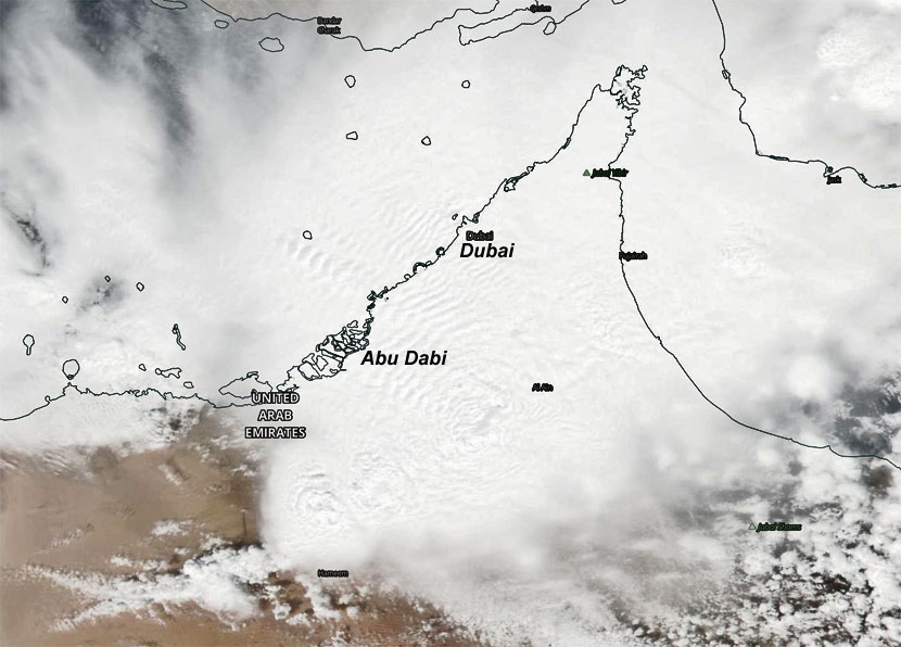Imagen visible de alta resolución del Sistema Convectivo de Mesoescala afectando a los EAU, 9 de marzo de 2016. Crédito: NASA.