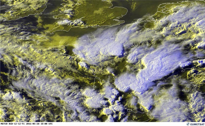 Imagen visible y falso color RGB con las tormentas generalizadas en Francia, 28 de mayo de 2016, 18 UTC. Crédito: Eumetsat.